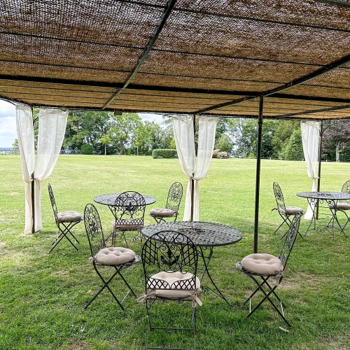 Pergola du salon de thé du château de Montmirail